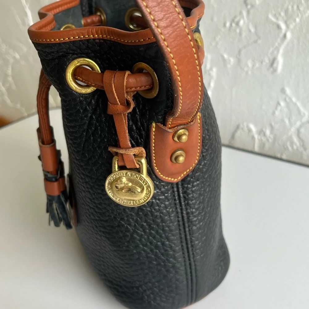 MINI VINTAGE DOONEY AND BOURKE CROSSBODY BUCKET BLACK /BRITISH TAN ♦️HOST PICK♦️ - Picture 9 of 16